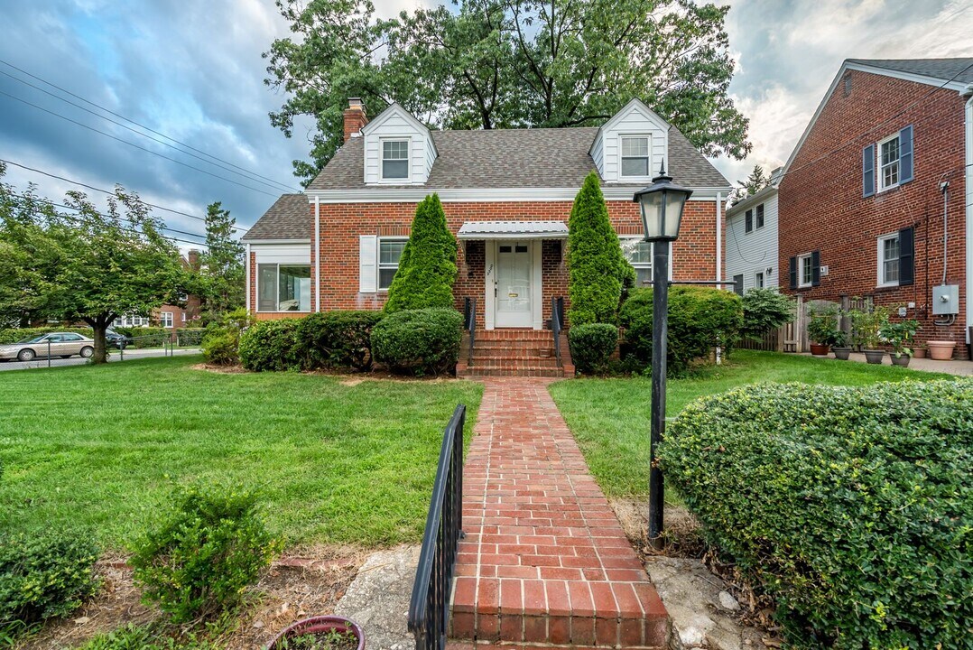 2300 N Buchanan St in Arlington, VA - Building Photo