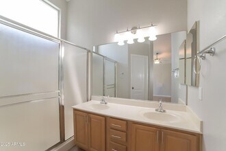 8641 W Laurel Ln, Unit 415 in Peoria, AZ - Building Photo - Building Photo