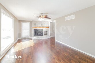 703 Hamblen Rd in Greenwood, MO - Foto de edificio - Building Photo