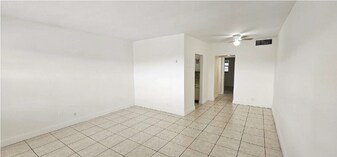 230 SW 11th Ave, Unit 17 in Hallandale Beach, FL - Building Photo