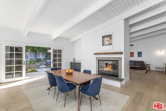 23826 Burbank Blvd in Los Angeles, CA - Building Photo - Building Photo