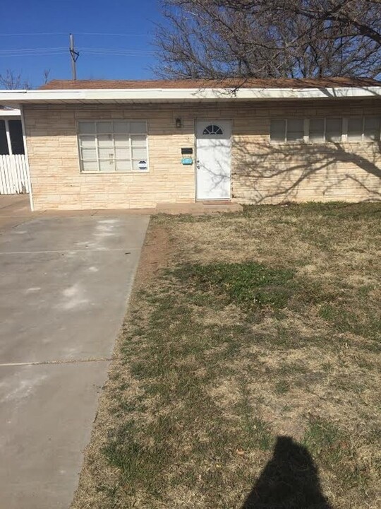 3608 32nd St in Lubbock, TX - Foto de edificio