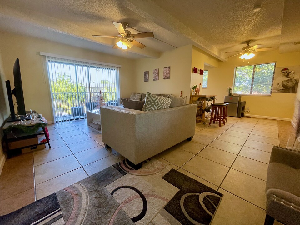 1285 S Flagler Ave, Unit 205 in Pompano Beach, FL - Building Photo