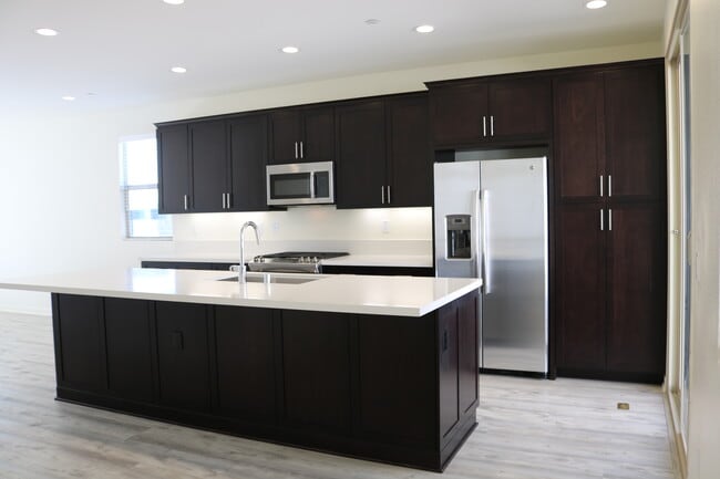 19512 Empire Ln in Northridge, CA - Foto de edificio - Building Photo