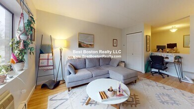 19 Central St, Unit 15 in Somerville, MA - Foto de edificio - Building Photo