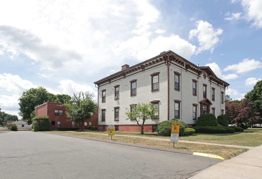 Torrant House Apartments in Plainville, CT - Foto de edificio