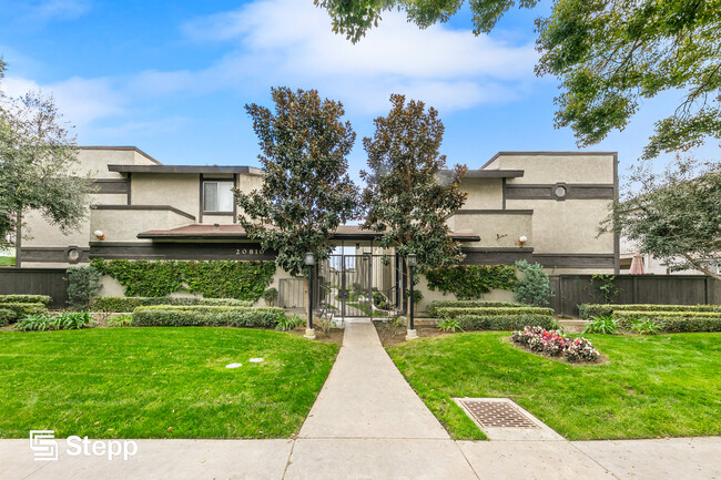 Arline Villas in Lakewood, CA - Building Photo - Primary Photo