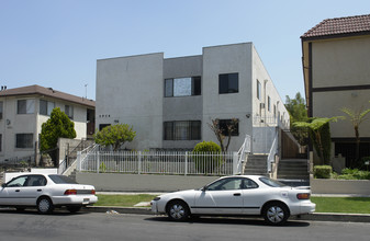 4906 Rosewood Ave in Los Angeles, CA - Building Photo - Building Photo