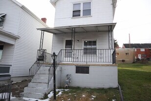 823 Crest Ave in Charleroi, PA - Building Photo
