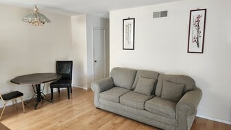 7772 Camino Glorita in San Diego, CA - Building Photo