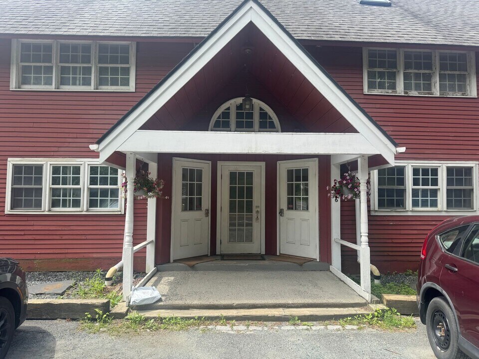 1856 Quechee Main St in Quechee, VT - Building Photo