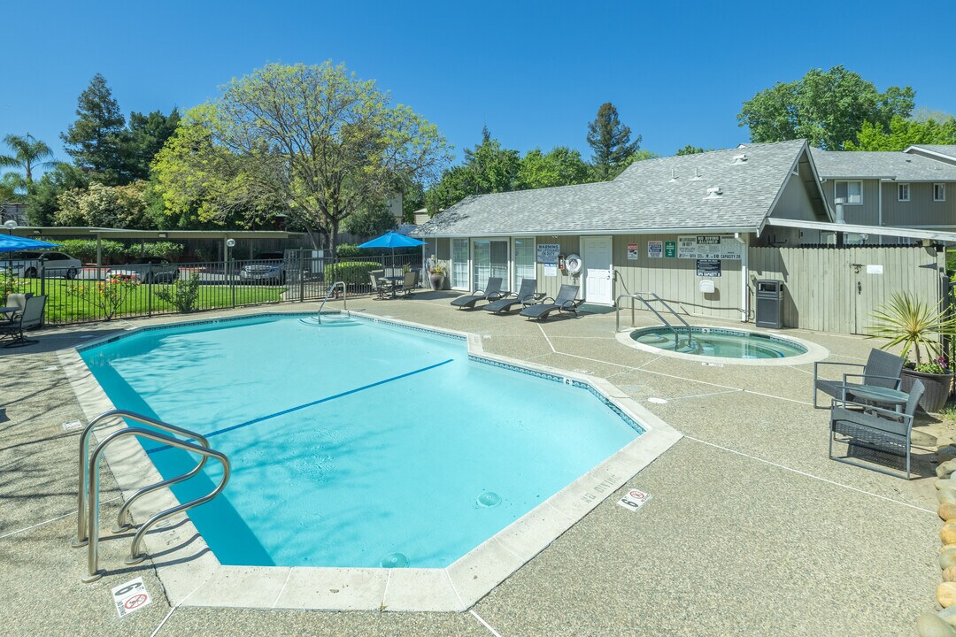 Cirby Oaks Apartment Homes in Roseville, CA - Foto de edificio