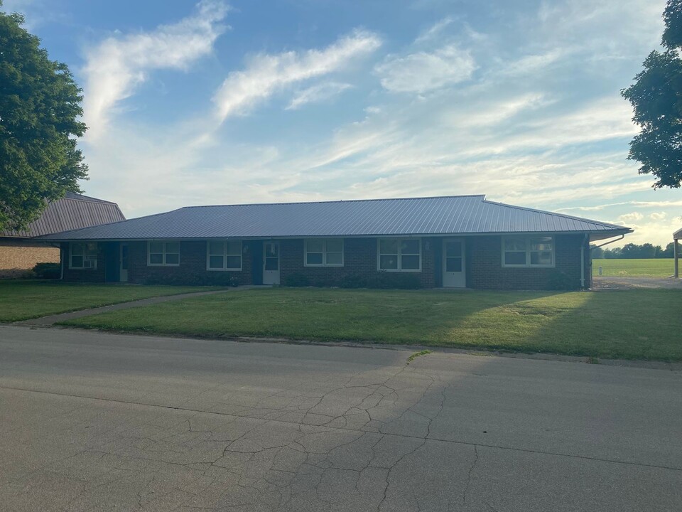 208 Martin Ct in Catlin, IL - Foto de edificio