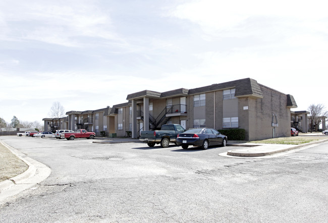 Meadowbrook Apartments in Muskogee, OK - Building Photo - Building Photo