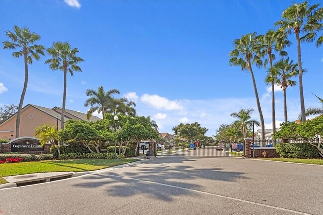 3023 Pointeview Dr in Tampa, FL - Building Photo - Building Photo