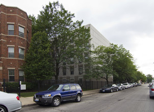 Corcoran Place Apartments - 62 & Over in Chicago, IL - Foto de edificio - Building Photo