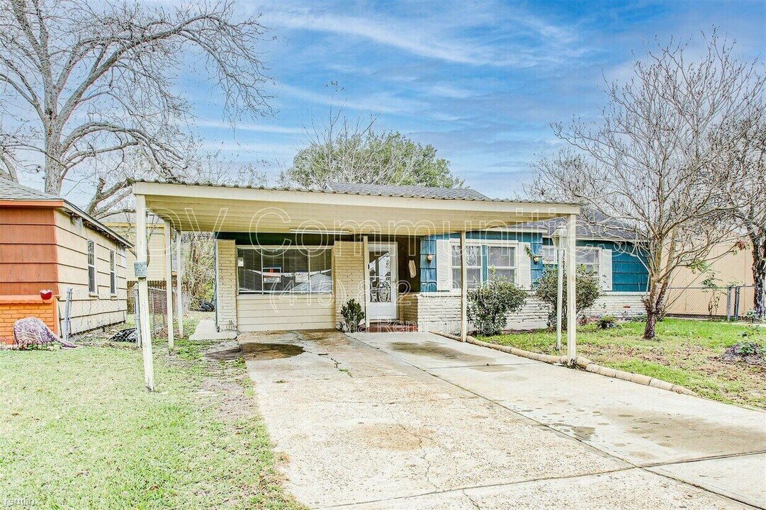 9317 Cathedral Dr in Houston, TX - Building Photo