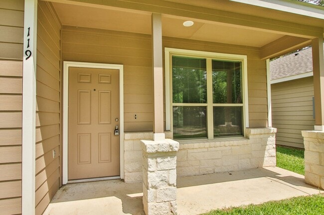 119 Navajo Dr in Montgomery, TX - Building Photo - Building Photo