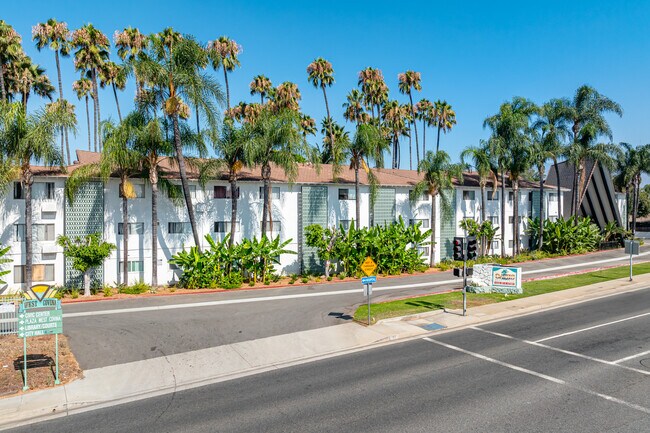 Oasis Apartments in West Covina, CA - Foto de edificio - Building Photo