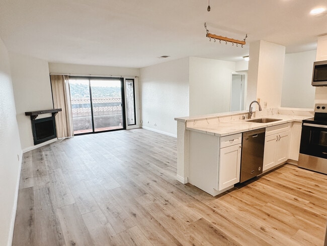 10425 Caminito Cuervo, Unit #210 in San Diego, CA - Building Photo - Building Photo