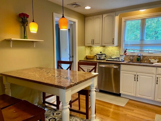 25 Marty Ln in South Windsor, CT - Building Photo - Building Photo