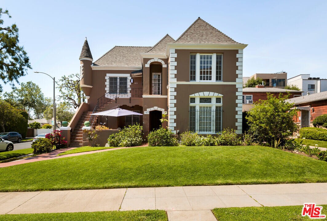 1873 Midvale Ave in Los Angeles, CA - Building Photo