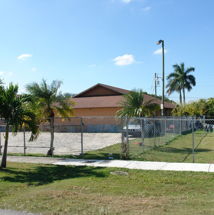 122-124 SW 9th Ave in Homestead, FL - Foto de edificio