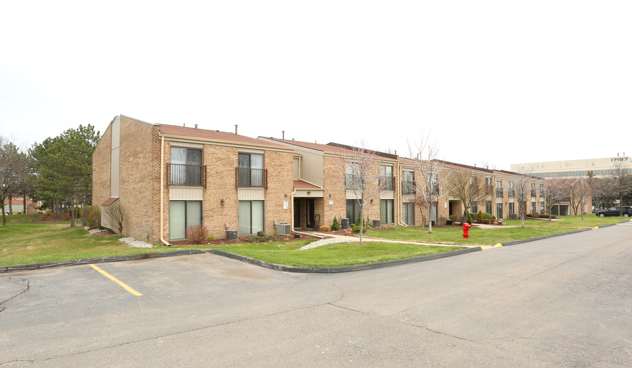 Laurel Woods in Livonia, MI - Foto de edificio