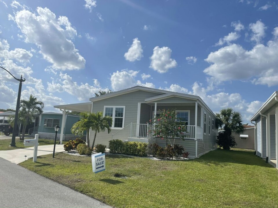4121 74th Pl N in Riviera Beach, FL - Foto de edificio