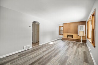 1515 Longwood Dr in Mayfield Heights, OH - Foto de edificio - Building Photo