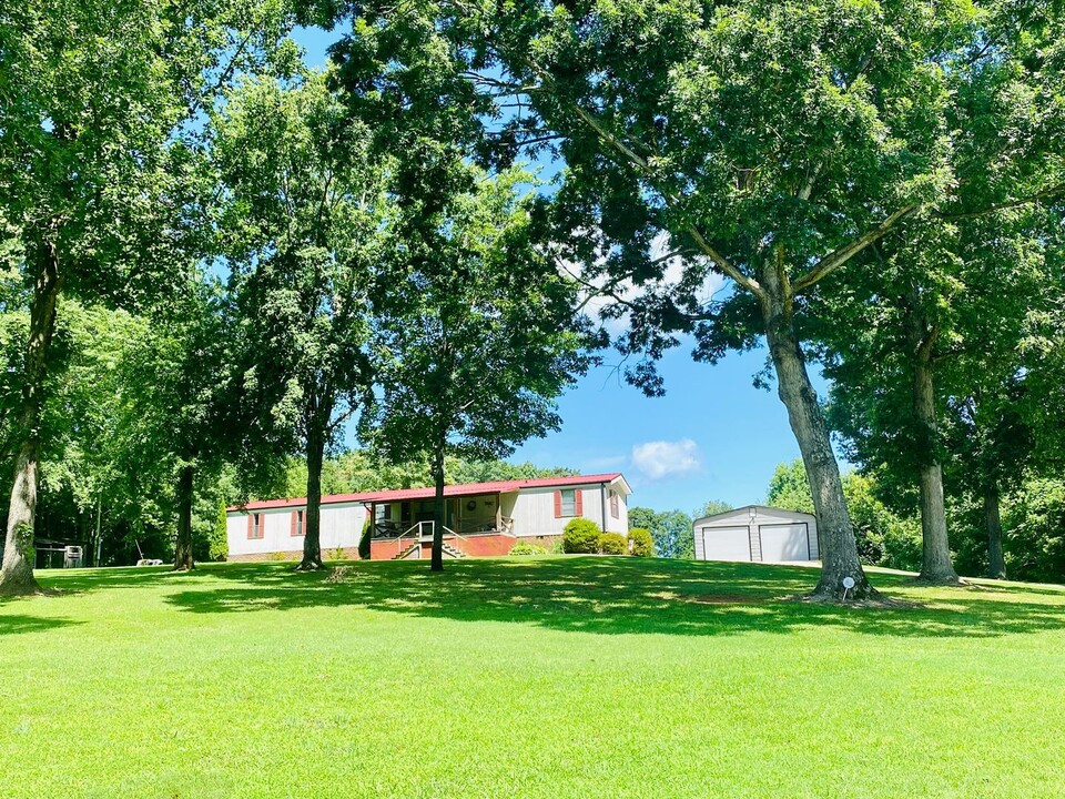 2493 Hunting Creek Rd in North Wilkesboro, NC - Building Photo