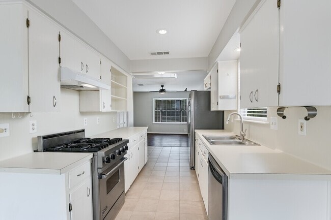 property at 3404 Plantation Rd