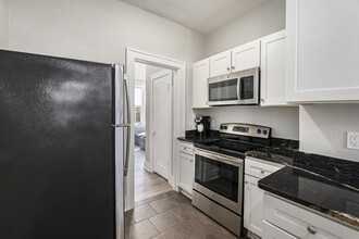 579 N Center St, Unit #1 in Royal Oak, MI - Building Photo - Building Photo