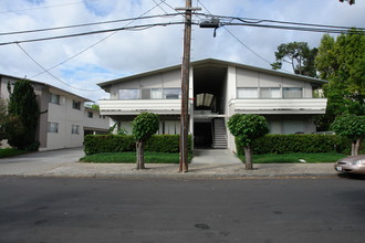 744 Chestnut St in San Carlos, CA - Building Photo - Building Photo