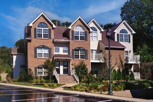 50 Pinnacle Dr in Port Jefferson, NY - Building Photo