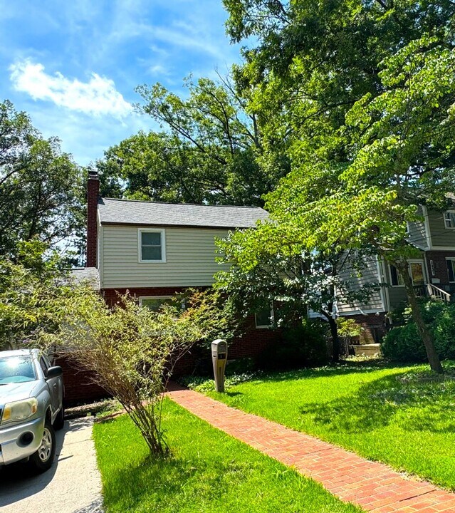 5833 Dewey St in Cheverly, MD - Building Photo