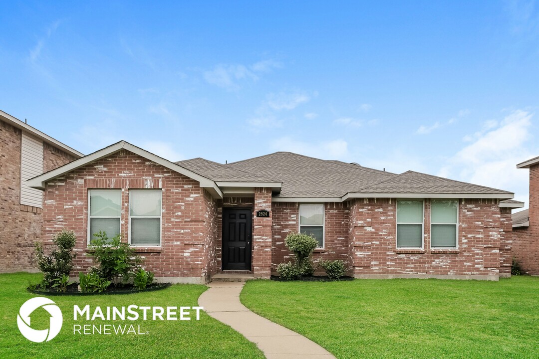 2924 Rising Crest Dr in Lancaster, TX - Building Photo