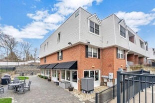 104 Palo Alto Dr in Plainview, NY - Building Photo