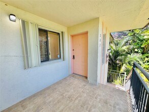 403 Lakeview Dr in Weston, FL - Building Photo - Building Photo