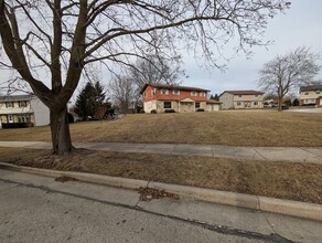 1408 Fleetfoot Dr in Waukesha, WI - Foto de edificio - Building Photo