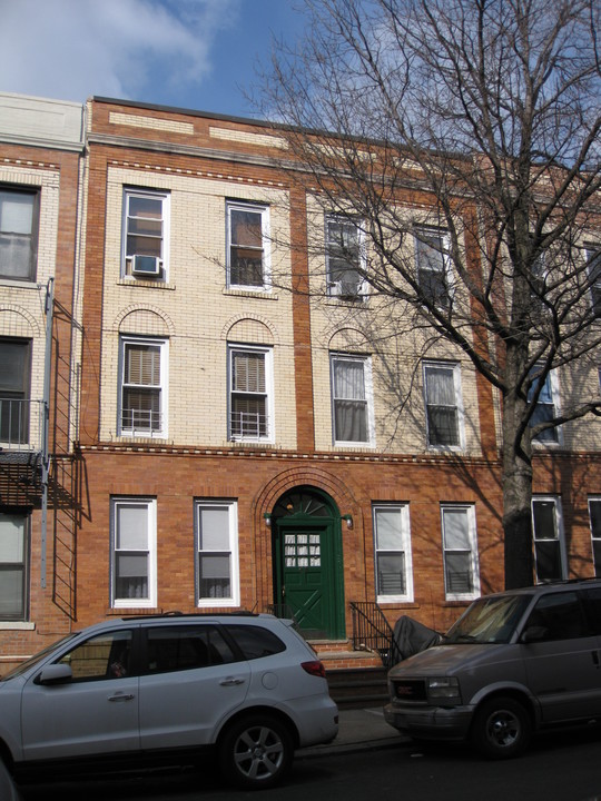 41-18 54th St in Flushing, NY - Building Photo