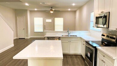 2218 Bringhurst St in Houston, TX - Building Photo - Building Photo