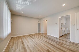 7044 Lanewood Ave in Los Angeles, CA - Building Photo - Interior Photo