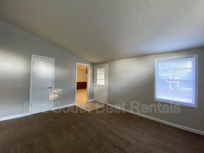 3693 Shoreham Dr in Memphis, TN - Building Photo - Building Photo
