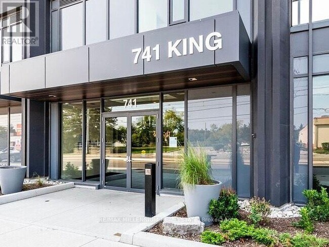 741-741 King St W in Kitchener, ON - Building Photo - Building Photo