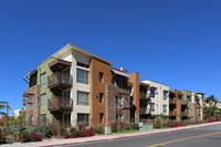 Crest 850 in San Marcos, CA - Foto de edificio - Building Photo