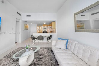 6801 Collins Ave, Unit PH11 in Miami Beach, FL - Building Photo - Building Photo