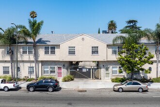 Mid-Century Property Amid South LA’s Vital Commercial Corridor in Los Angeles, CA - Foto de edificio - Building Photo