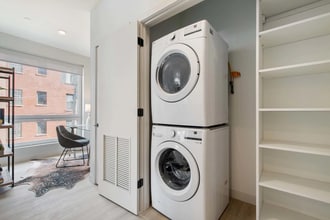 948 W Sunnyside Ave, Unit 202 in Chicago, IL - Foto de edificio - Building Photo