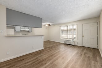 6810 Foothill Blvd in Tujunga, CA - Building Photo - Interior Photo